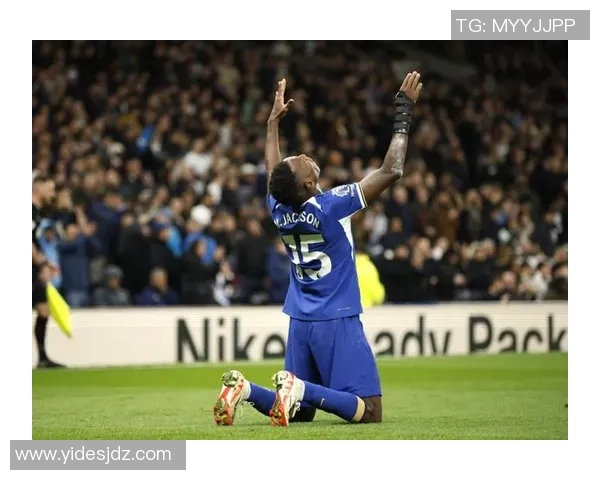 切尔西足球明星时尚穿搭大揭秘展现运动与潮流的完美结合